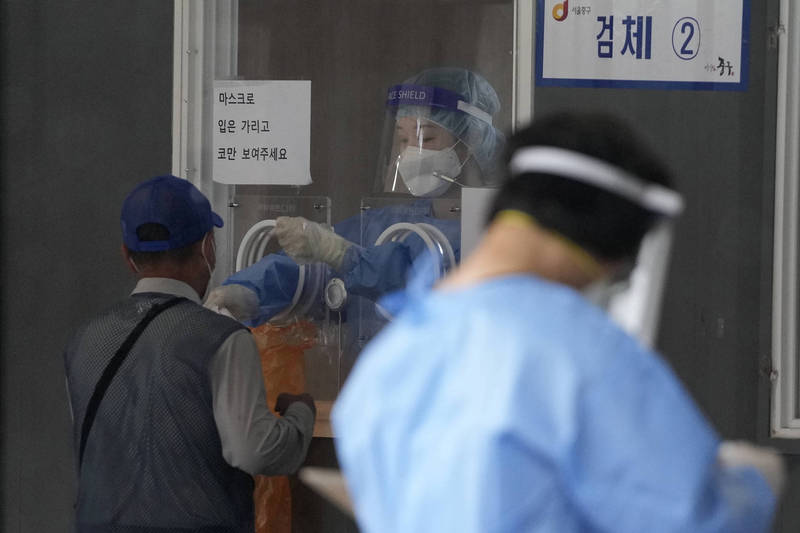 隨著南韓本月1日實施第一階段恢復日常措施，南韓今再增加2520例武漢肺炎（新型冠狀病毒病，COVID-19）確診，疫情呈現上升趨勢。（美聯社）