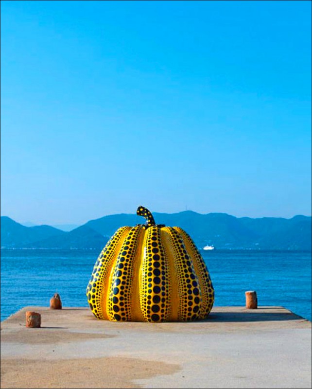 中英對照讀新聞》Kusama's pumpkin art missing but still draws