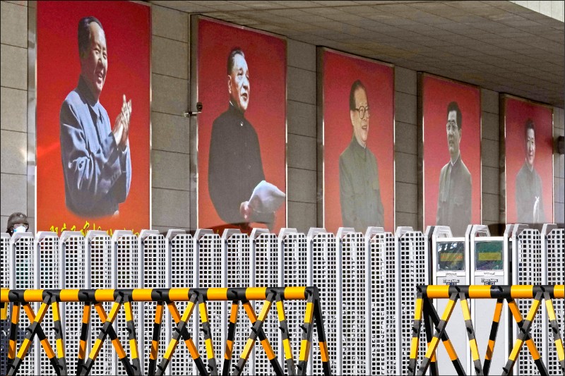 为期四天的中共十九届六中全会十一日在北京闭幕，通过了「中共中央关于党的百年奋斗重大成就和历史经验的决议」，是中共百年党史中的第三份「历史决议」。由左至右为中共的五名领袖：毛泽东、邓小平、江泽民、胡锦涛与习近平肖像。（美联社）(photo:LTN)