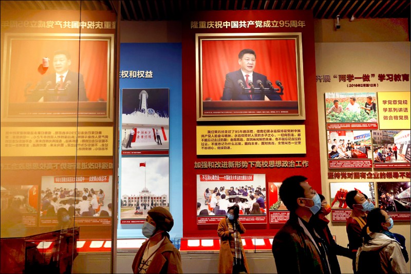 七月才对外开放的中共历史展览馆内，参观者看着陈列的党史介绍。（路透）(photo:LTN)