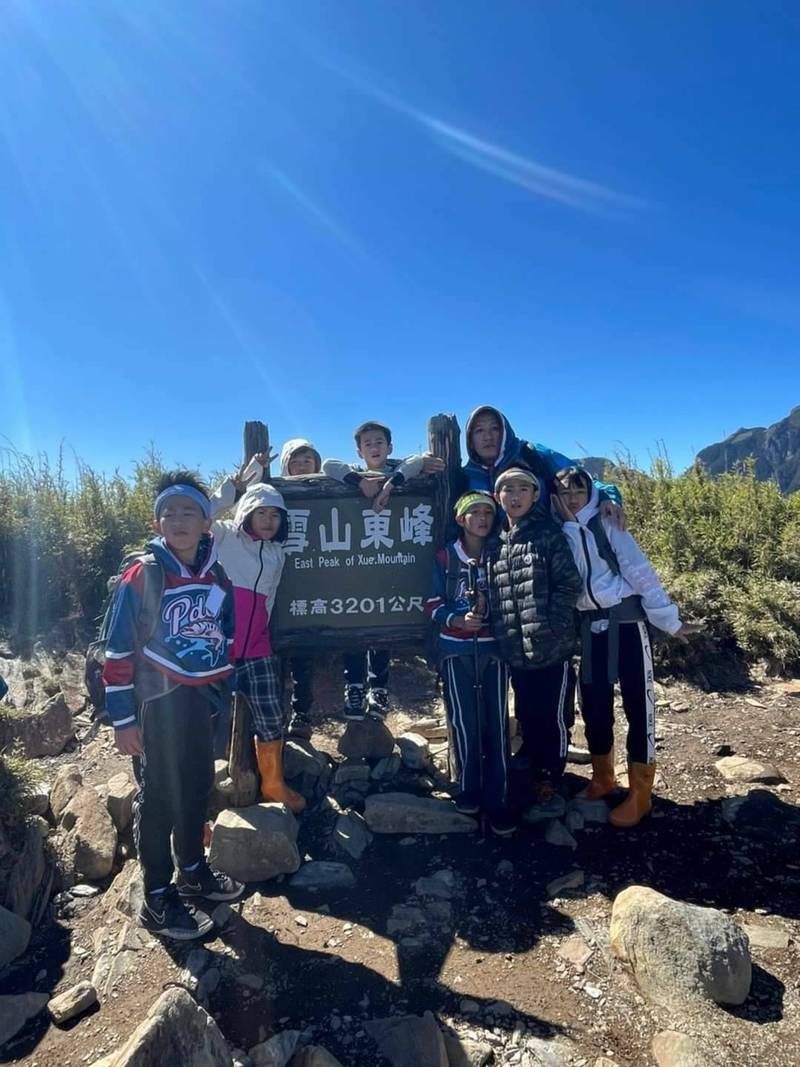 平等國小學童成功登上雪山東峰。（平等國小提供）