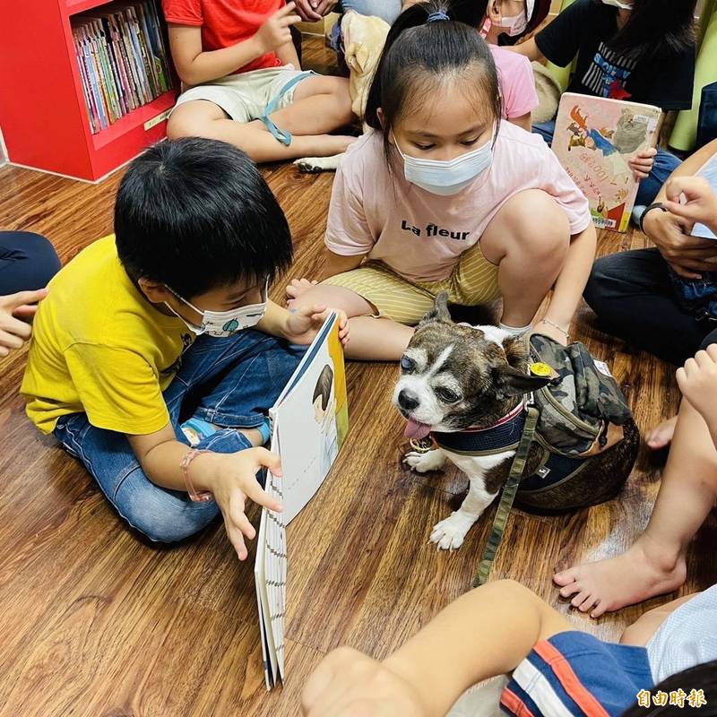 學童於高市圖三民分館說故事給毛孩聽。（記者黃旭磊攝）