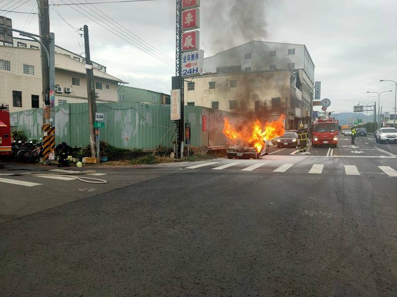 7旬婦開BMW要到保養車，結果半路火燒車。（記者蔡政珉翻攝）