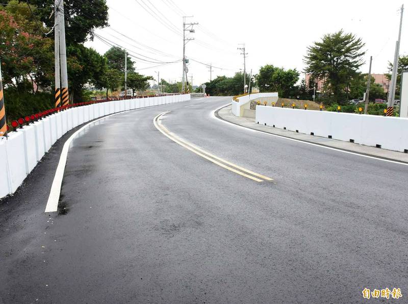 花壇鄉斑鳩路施工拓寬今天竣工通車，拓寬總長度234公尺，雙向各一個車道，並新設道路側溝及護欄，保障用路人行車安全。（記者湯世名攝）