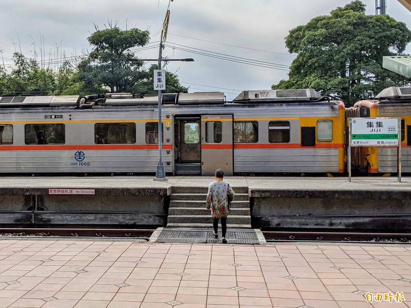 台鐵集集支線因隧道工程，終點暫設集集站，惟每班火車到站後，都會怠速不熄火約40多分鐘，待下一班時刻到才發車，過程中列車產生廢氣惹怨，台鐵允諾火車移至郊區停等，解決民眾困擾。（記者劉濱銓攝）