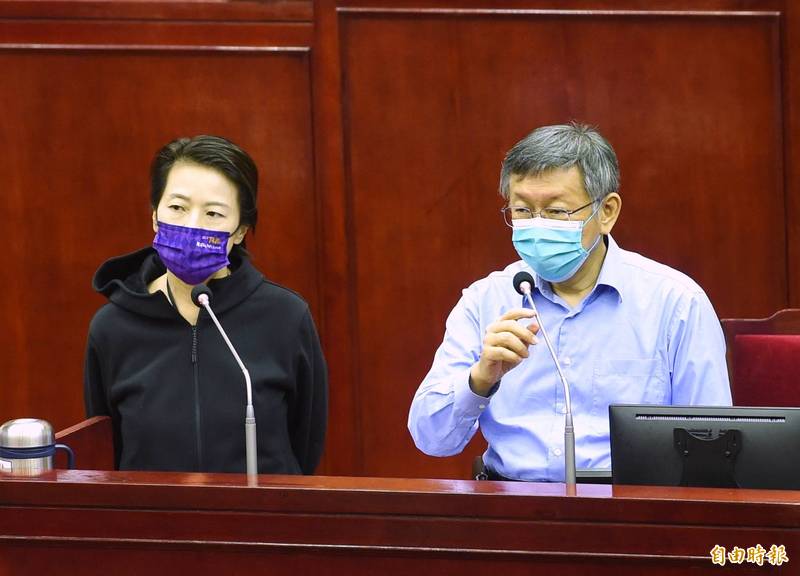 陳時中去年6月唱歌喝酒沒戴口罩要不要開罰，台北市長柯文哲（右）答詢說，這要看當時規定，若是平常這個還好。副市長黃珊珊（左）則說，要看當時時間點及管制方式。（記者方賓照攝）