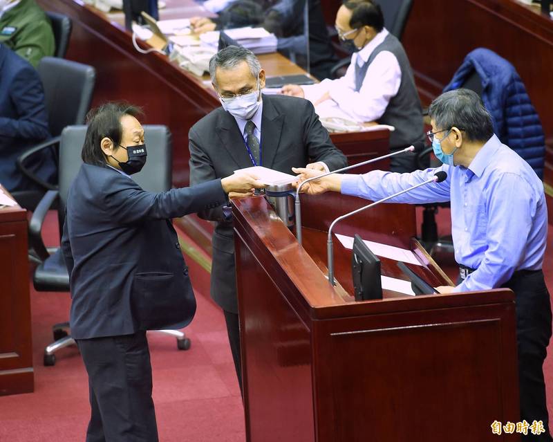 台北市議員王世堅質詢拿出繪本《角落生物的生活》，送給台北市長柯文哲，叮嚀他「角落生物人人愛，角落政客人人踹」，不要成天製造議題、砲打中央，增加國家社會紛擾。（記者方賓照攝）