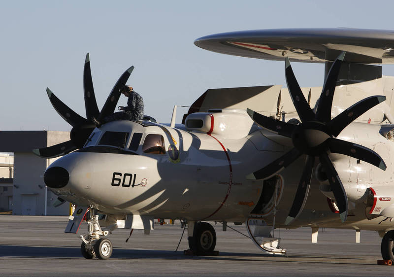 軍事專家透露，空軍規劃採購6架E-2D「先進鷹眼」（Advanced Hawk Eye/AHE）預警機，將可有效偵測掌握共軍殲20等匿蹤戰機的動向。圖為美軍E-2D預警機。（美聯社）