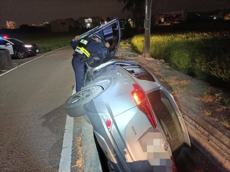 吳姓阿伯駕車行經烏日路段時不慎跌落田邊溝渠。（記者何宗翰翻攝）