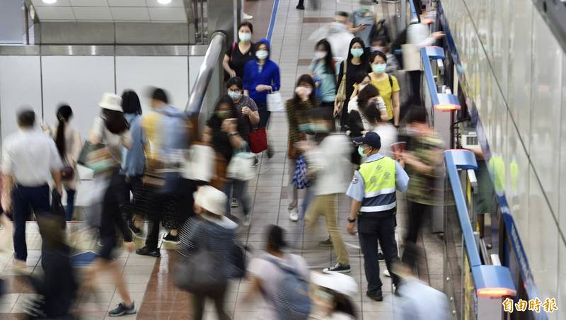 捷運痴漢亂摸女子大腿，女子換位後仍持續騷擾，被判處拘役50日。（資料照）