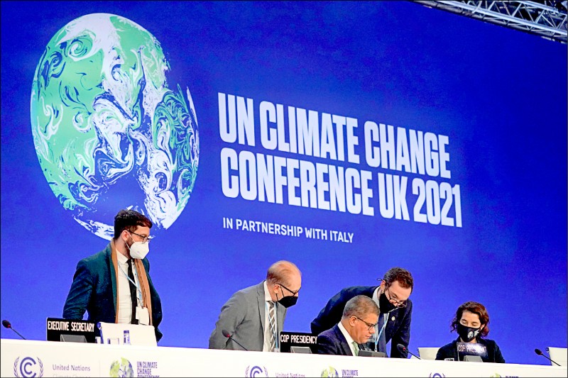 在苏格兰格拉斯哥举行的联合国气候变迁会议（COP26）未准时于十二日闭幕，近两百国的谈判代表激烈讨论最新的全球气候协定。大会主席夏玛（Alok Sharma，左二）十三日主持一场全体会议。（美联社）(photo:LTN)