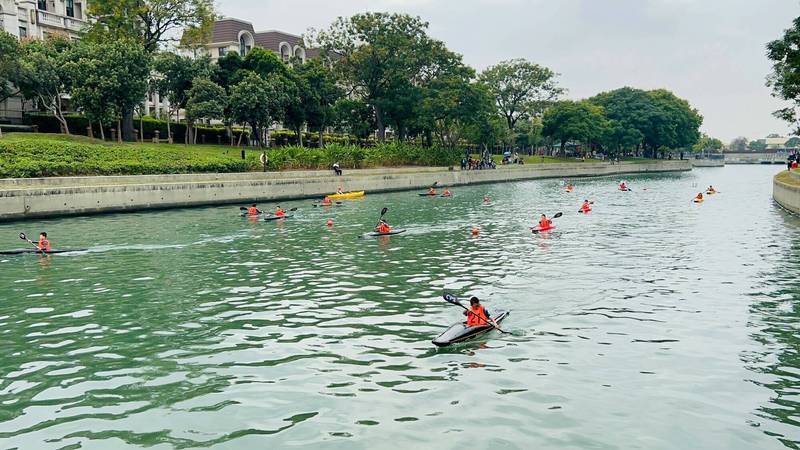 台中市長盃輕艇錦標賽在豐原區葫蘆墩公園軟埤仔溪水域登場。（運動局提供）