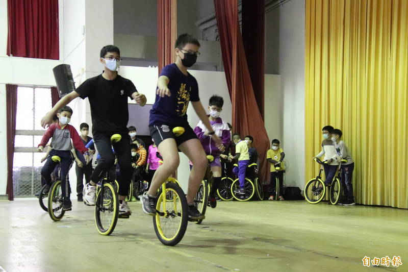 經過18週、54小時的訓練，新竹縣15名國中小特教生今天「贏」來登台展現獨輪車技術的高光時刻。（記者黃美珠攝）