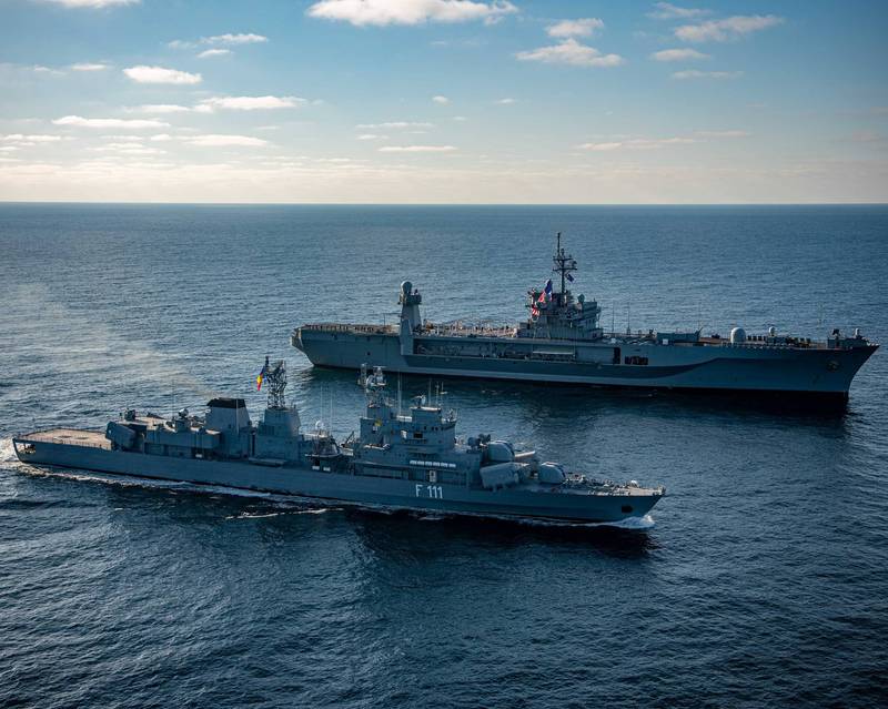 美军「惠特尼山号」（上）与罗马尼亚护卫舰「马拉赛提号」（下）一同巡航。（图撷取自美军第六舰队脸书粉丝专页）(photo:LTN)