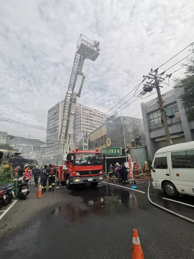 消防人員接獲報案後立即出動109名消防人員及44部各式車輛前往滅火。（記者邱書昱翻攝）