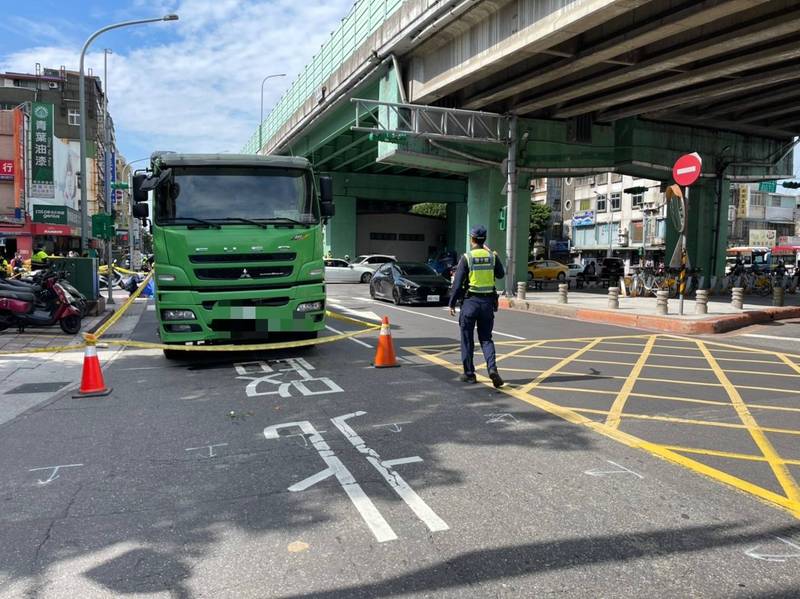 台北市士林區延平北路中正路口，15日上午10點40分發生一起死亡車禍。（記者鄭景議翻攝）