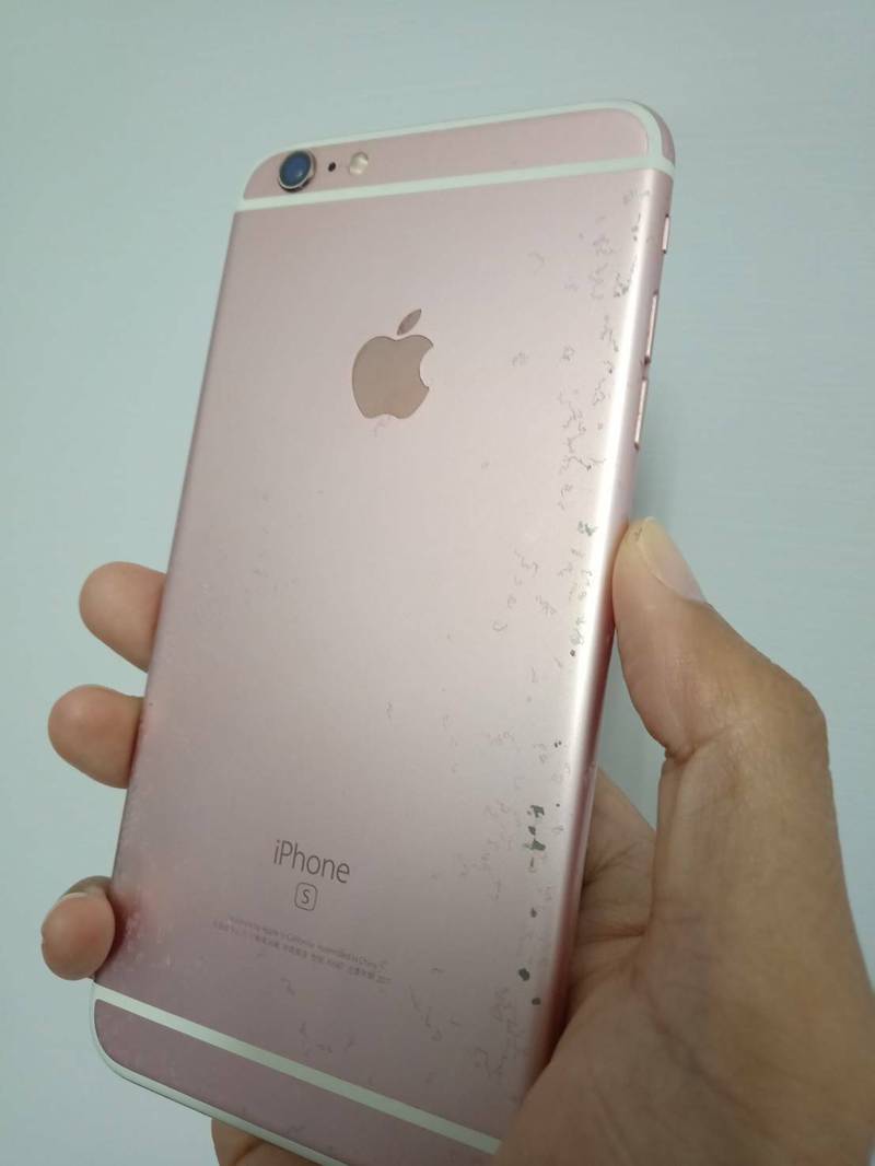 玩手遊翻出老婆陳封多年的iPhone 6舊手機，意外發現她寫給別人的情書。示意圖。（記者蔡清華攝）