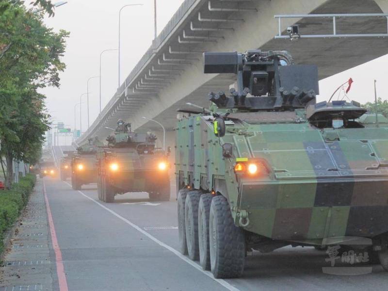 國軍上週舉行第四季戰備任務演練，陸軍第四作戰區的機步333出動多輛戰甲車，從營區機動行駛到任務地點部署。（圖由軍聞社提供）