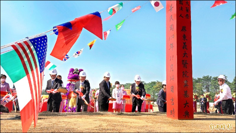 屏東義大醫院動土，衛福部長陳時中（左二）、屏東縣長潘孟安（左三）等人出席。（記者羅欣貞攝）