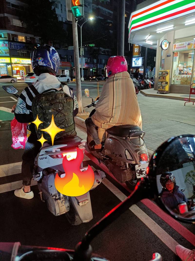 有網友在臉書社團曬出一張照片，只見有人裹著棉被騎車上路，讓一旁的騎士全看傻眼。（圖擷取自爆廢公社公開版）