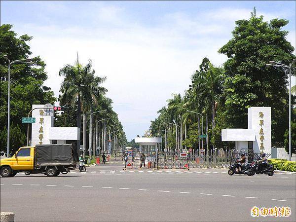 為我國最大海軍基地的左營軍區驚傳退役校級軍官闖入營區事件，海軍陸戰隊今日證實，經初步全面清查，並無門窗毀損、物品遺失的情形，後續除全力配合檢調偵辦，亦將檢討疏責人員懲處。（資料照）