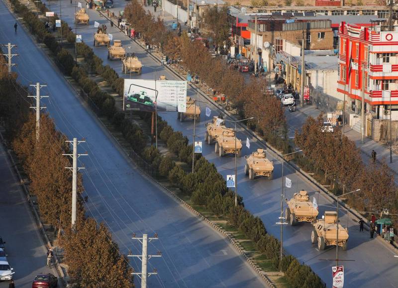 M117裝甲車隊在喀布爾街頭繞行。（路透）