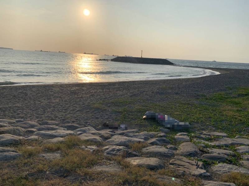 高雄旗津海岸發現約60多歲男浮屍，現場留有夾克、拖鞋未發現遺書。（民眾提供）