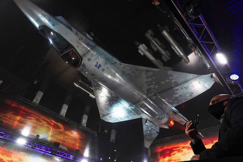 俄国本月在杜拜航空展展示最新五代匿踪战机「将军」；此外也透过影片展示无人机版本，外型与常规版相似。图为俄国在杜拜展示的常规版。（美联社）(photo:LTN)