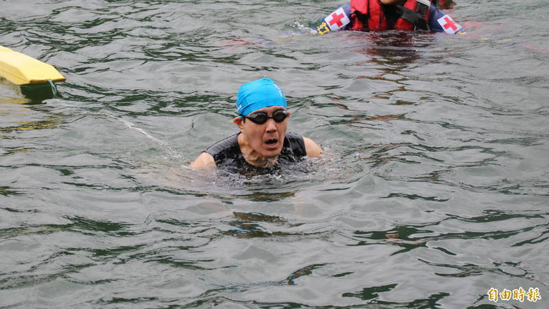 馬英九在隨扈簇擁下完成游泳（750公尺）、自由車（22.5公里）和跑步（5公里）共28.25公里挑戰，成績為2小時38分08秒。（資料照）