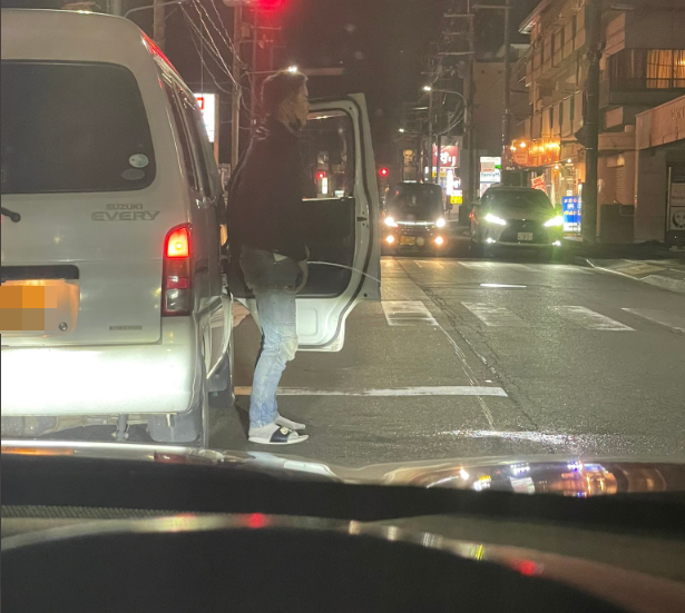 日本一名网友日前开车停红灯，竟看到前车驾驶当众尿尿。（图翻摄自@jr_46vr推特）(photo:LTN)