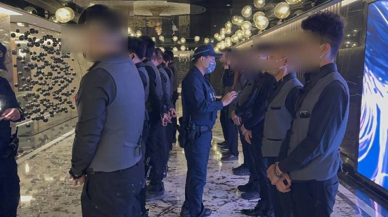 台北市中山區酒吧、舞廳復業首日，警動員突擊稽查以防不法（記者劉慶侯翻攝）