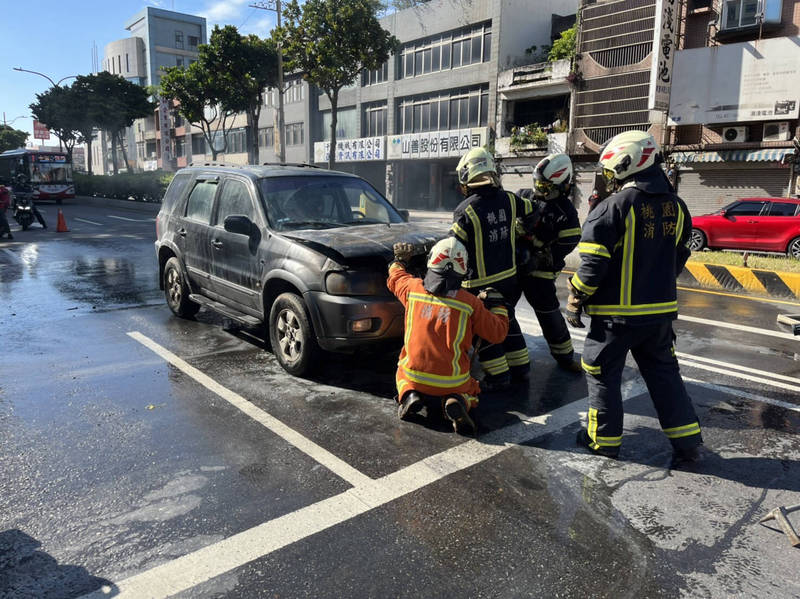 台1線中壢區中華路一段昨天發生火燒車意外，警、消合力救援。（記者李容萍翻攝）