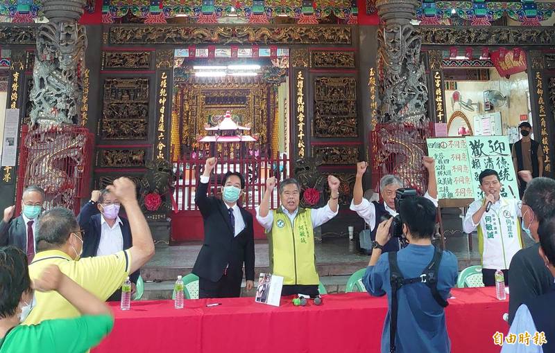 副總統賴清德（中左）高喊「四個不同意、台灣更有力」。（記者張瑞楨攝）