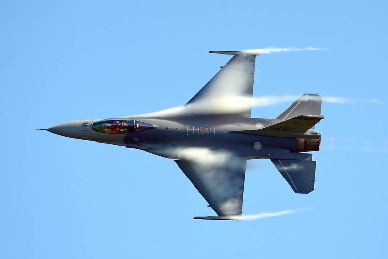 F-16V高速飞行时产生的水雾，有如战机披上水雾披风。（「疯狗轮」摄影提供）(photo:LTN)