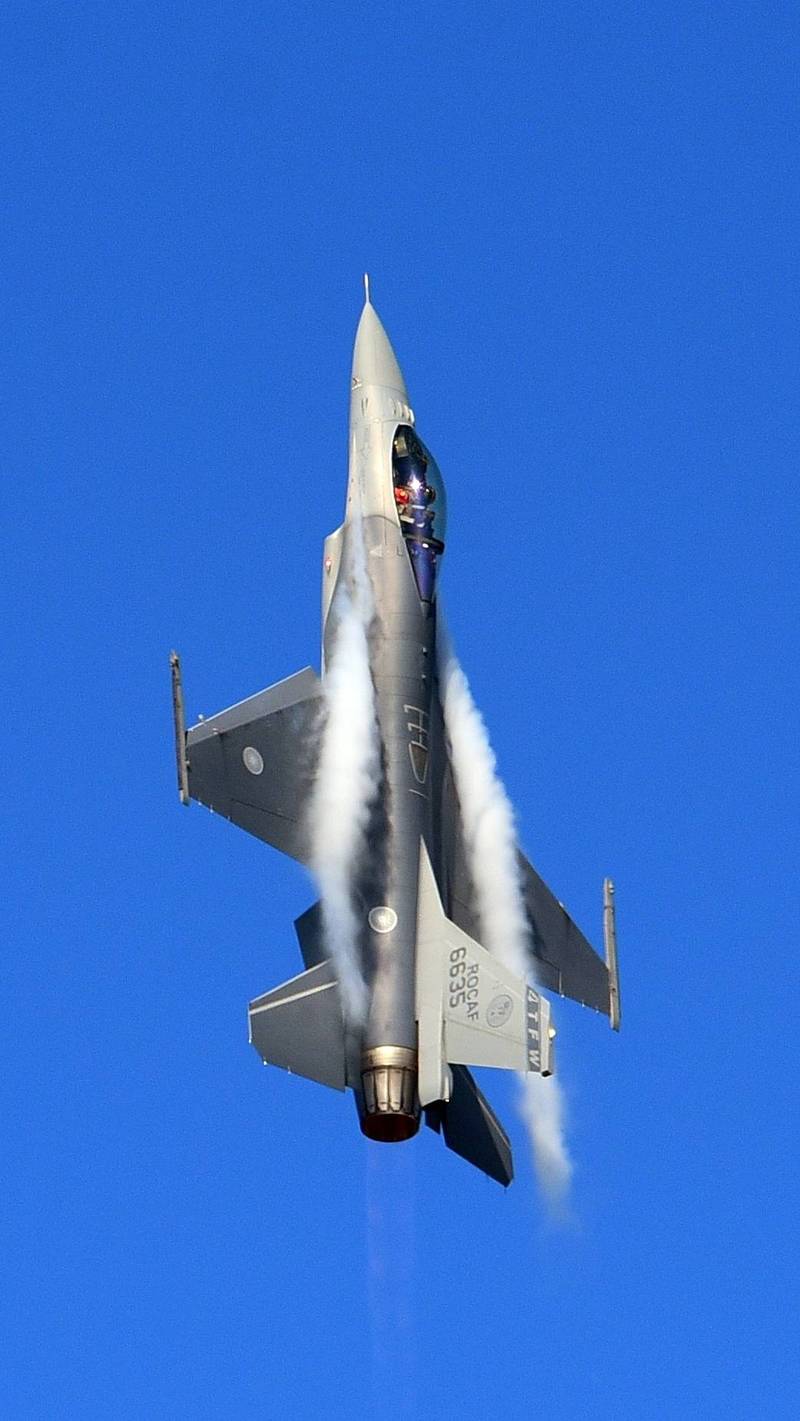 F-16V披上水雾披风 战机迷拍下精彩镜头(photo:LTN)