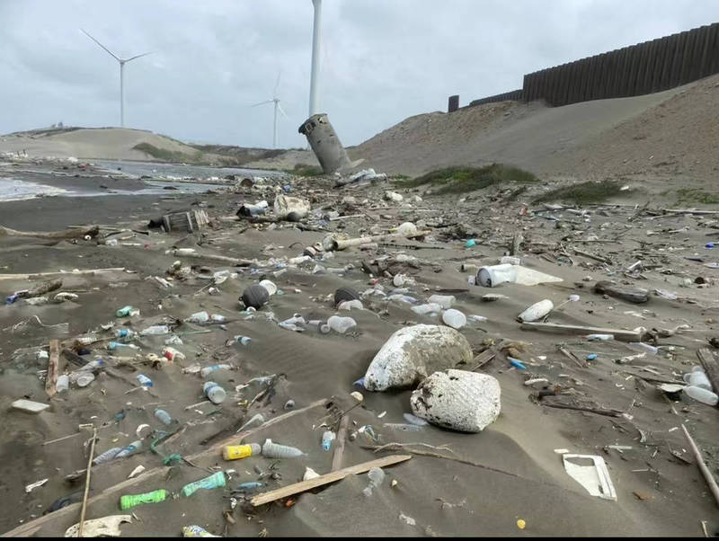 桃園市議員舒翠玲抨擊，桃園市觀音區保障掩埋場的垃圾一直被風吹到海岸上，「垃圾根本減不勝減、防不勝防」。（桃園市議員舒翠玲提供）