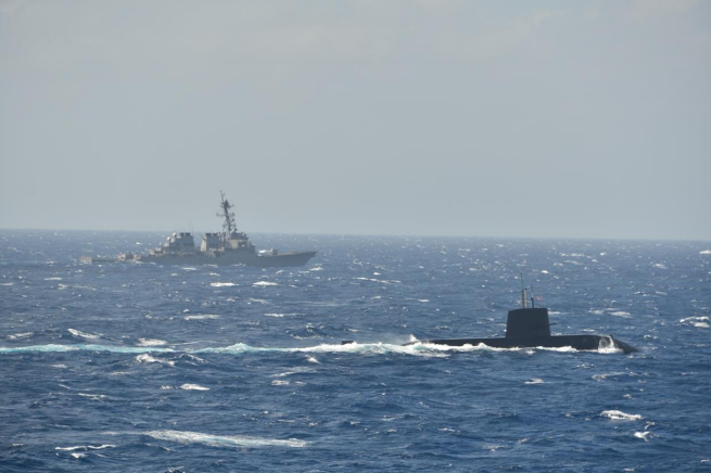 日本海上自卫队16日与美国海军首次于南海进行反潜演习。图片左侧较远处为美军米利厄斯号驱逐舰；右侧近处为日本潜舰。（图翻摄自日本海上自卫队官网）(photo:LTN)