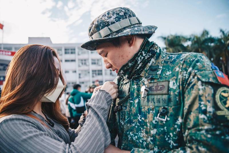 國防部粉專指出，戰術任務訓練昨日舉行結訓典禮，邀請官兵的家屬與親友，為參訓官兵別上臂章，見證榮耀驕傲的一刻，也請網友為這一群特戰健兒們喝采。（擷取自國防部發言人）