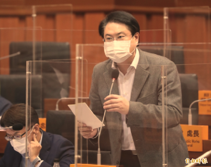 基隆市議員韓世昱今天質詢市長林右昌，八堵到基隆一直說由基隆人決定，但到底要如何決定，是否可以直接訴諸公投決定？林右昌說，「不需要透過公投來決定」。（記者俞肇福攝）