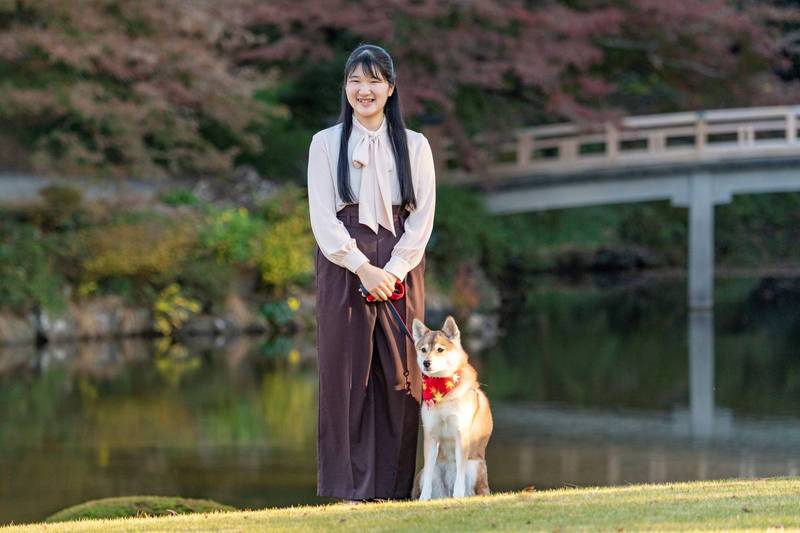 日本德仁天皇独生女爱子公主下月1日迎来20岁生日，宫内厅今（16日）公布成年仪式相关消息。图为爱子公主去年11月与爱犬由莉散步的画面。（路透资料照）(photo:LTN)