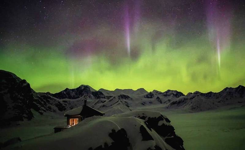「謝爾頓小木屋」，位於海拔1829公尺的阿拉斯加山脊上，周圍環繞冰川、山脈、極光等壯觀美景，民眾僅能乘坐私人飛機、直升機抵達，因而被譽為「世界上最偏遠飯店」。（圖擷取自IG_@sheldonchalet）