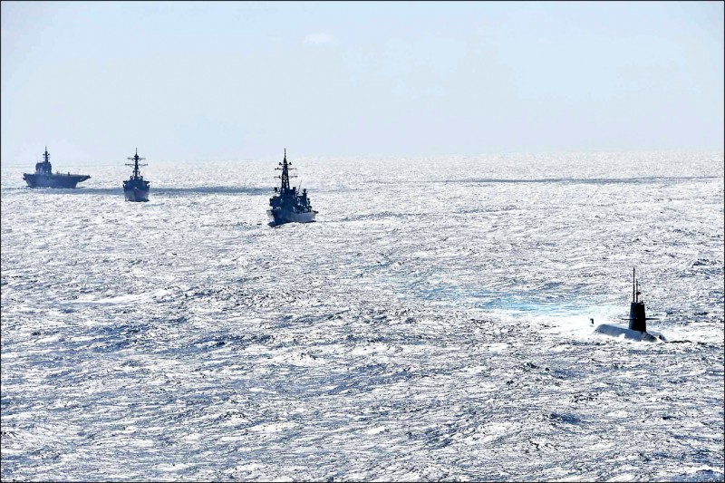 日本海上自衛隊首次派遣潛艦與美軍在南海海域進行反潛演訓。（圖取自日本防衛省海上自衛隊臉書）