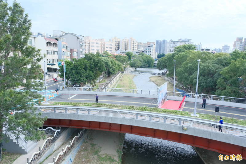 針對光明商圈美食街停車不易，新竹縣竹北市公所爭取營建署補助，新建跨越豆子埔溪的文田橋，將車輛分流到縣治區停車場，今天（17日）通車啟用！（記者廖雪茹攝）