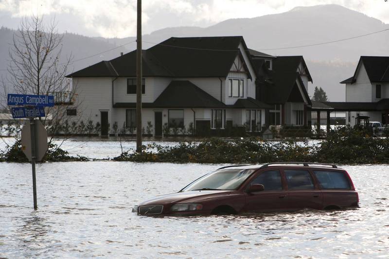 加拿大卑詩省連2日大雨狂炸，多地傳出民眾受困家中、車輛泡水甚至遭泥流沖走等災情。（路透）