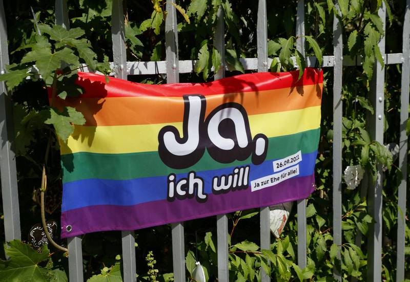 瑞士9月公投过关，今（17）宣布2022年7月起实施同性婚姻。图为瑞士「婚姻平权」倡议旗帜，上面写着「我愿意（嫁给你/娶你）」。（路透）(photo:LTN)