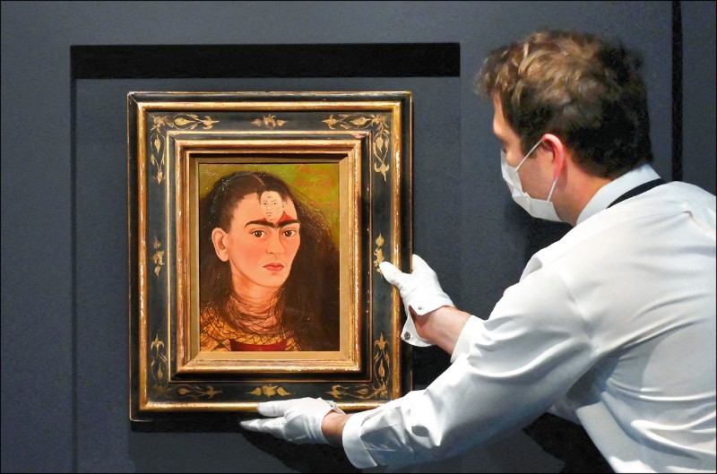 墨西哥女性主义画家芙烈达．卡萝（Frida Kahlo）在1949年创作的自画像「迪亚哥与我」（Diego y yo），16日在纽约拍卖会以近3500万美元（约9.8亿台币）拍出，成为拍卖史上最贵的拉丁美洲艺术品。（法新社）(photo:LTN)
