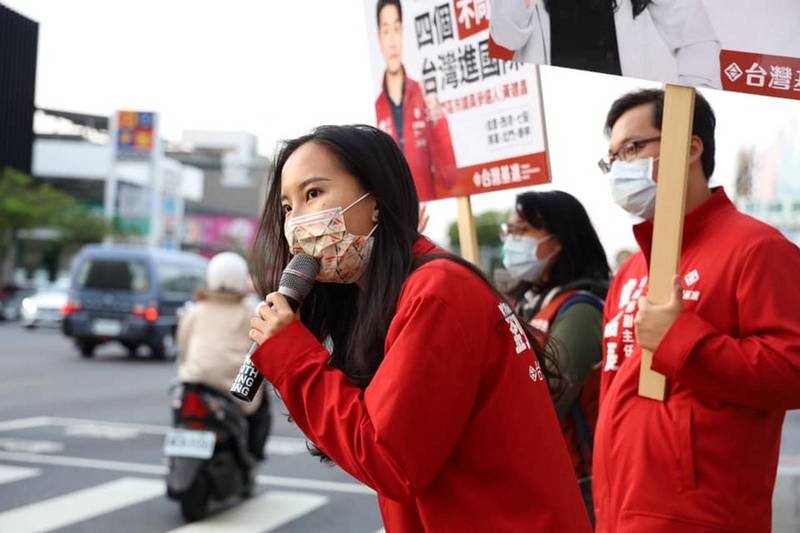 台灣基進台南黨部新聞部主任劉恆溦等青年志工在街頭宣講公投四個不同意。（圖由劉恆溦提供）