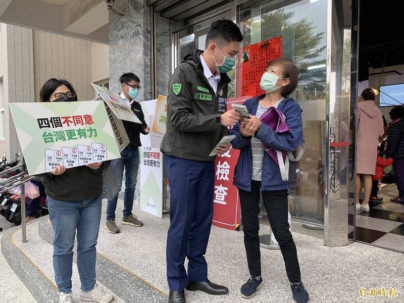 新竹市黨部全員集合，到竹蓮市場向購物民眾說明四案公投內容。（記者蔡彰盛攝）