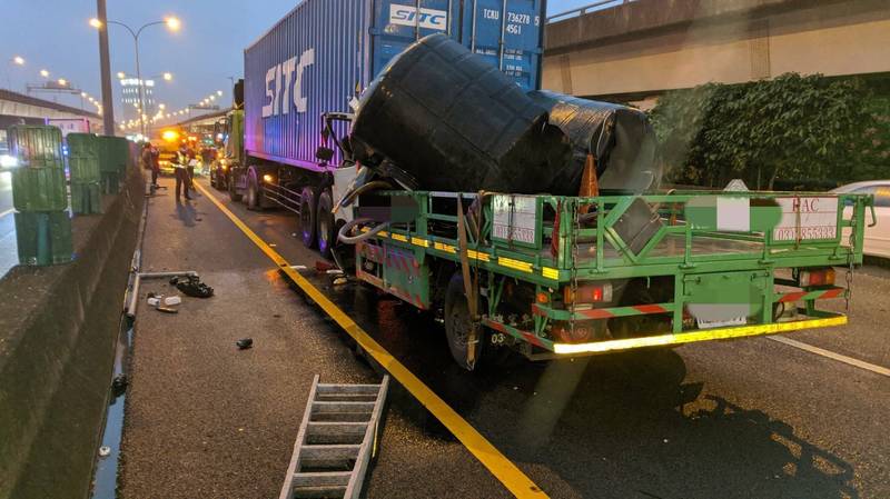 中山高北上內湖路段今晚傳出連環車禍，釀成最後一台大貨車上2人身亡，目前後方回堵5公里，車陣塞到圓山路段，至於車禍原因，仍待調查釐清。（記者吳仁捷翻攝）