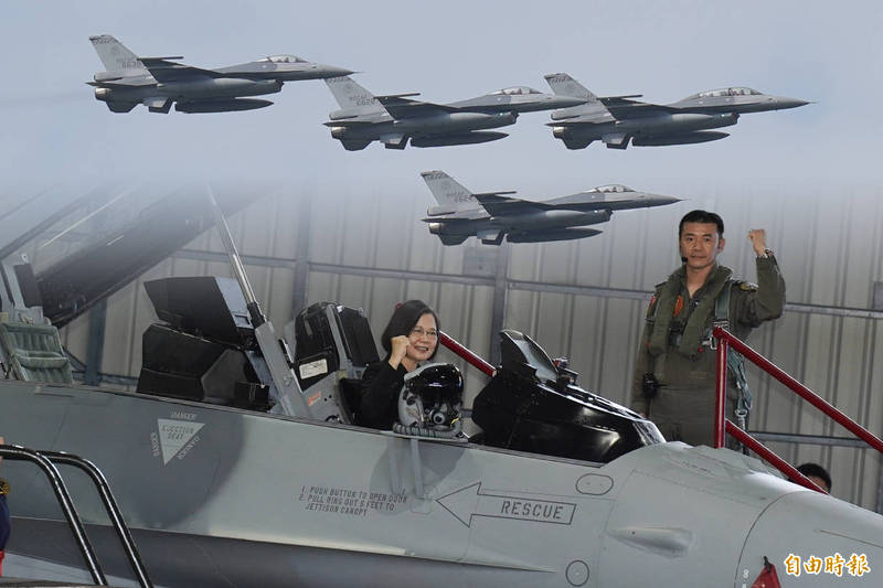 空軍今日於嘉義空軍基地舉辦「F-16V block 20」戰機性能提升接裝典禮，場面相當壯觀。（記者涂鉅旻攝，本報合成）
